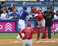 　１回、打席に入る際、捕手にあいさつする大谷（共同）