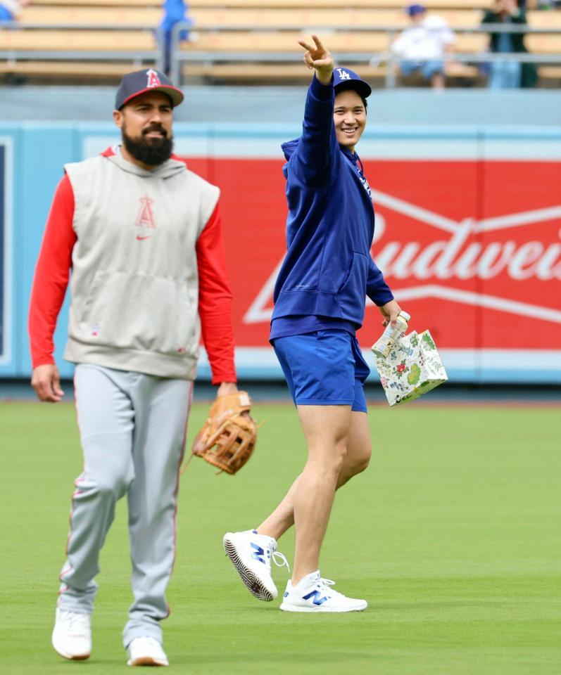 　試合前、エンゼルスの選手らとあいさつを交わし、ダッグアウトに戻る大谷（右）