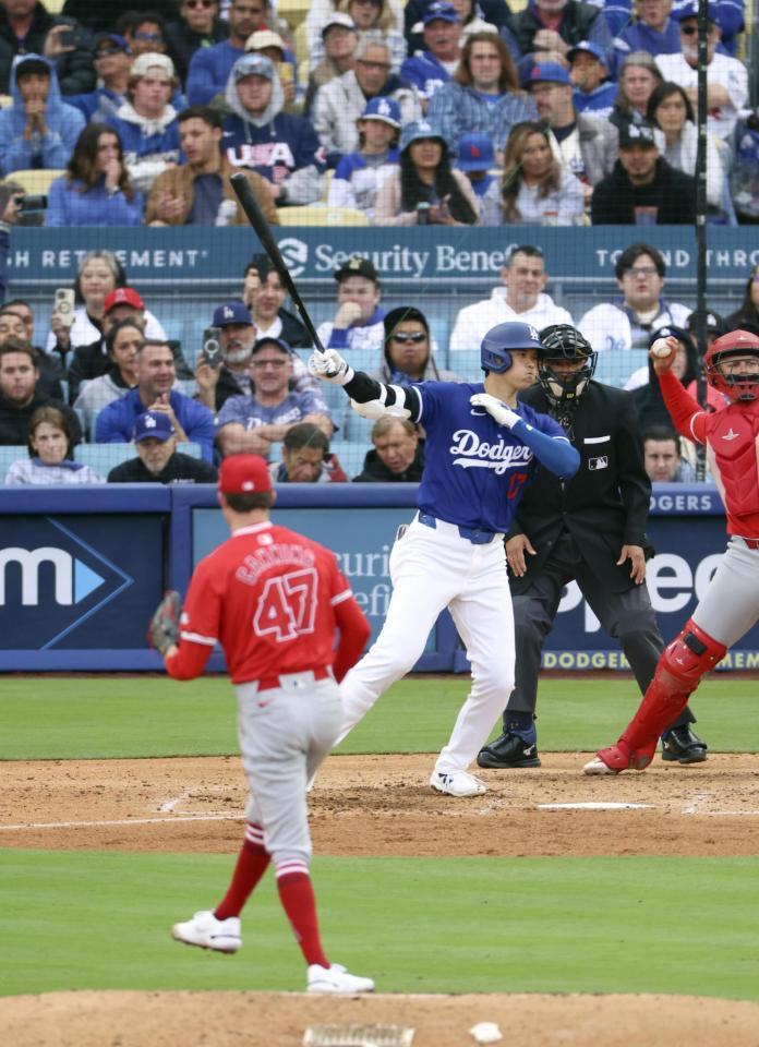 　４回、空振り三振に倒れた大谷。投手キャニング（共同）