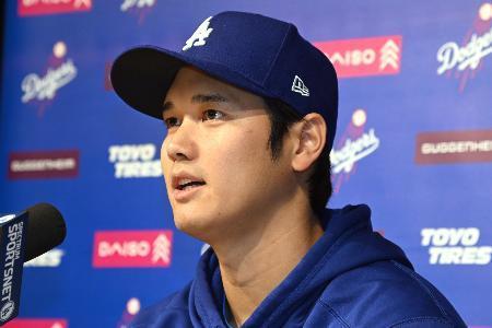 　声明を発表する米大リーグ、ドジャースの大谷翔平選手＝２５日、ロサンゼルスのドジャースタジアム（Ｄｏｄｇｅｒｓ／ＪｏｎＳｏｏｈｏｏ提供・共同）