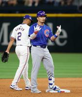 　レンジャーズ戦の６回、二塁打を放った鈴木