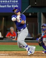 　レンジャーズ戦の６回、二塁打を放つ鈴木