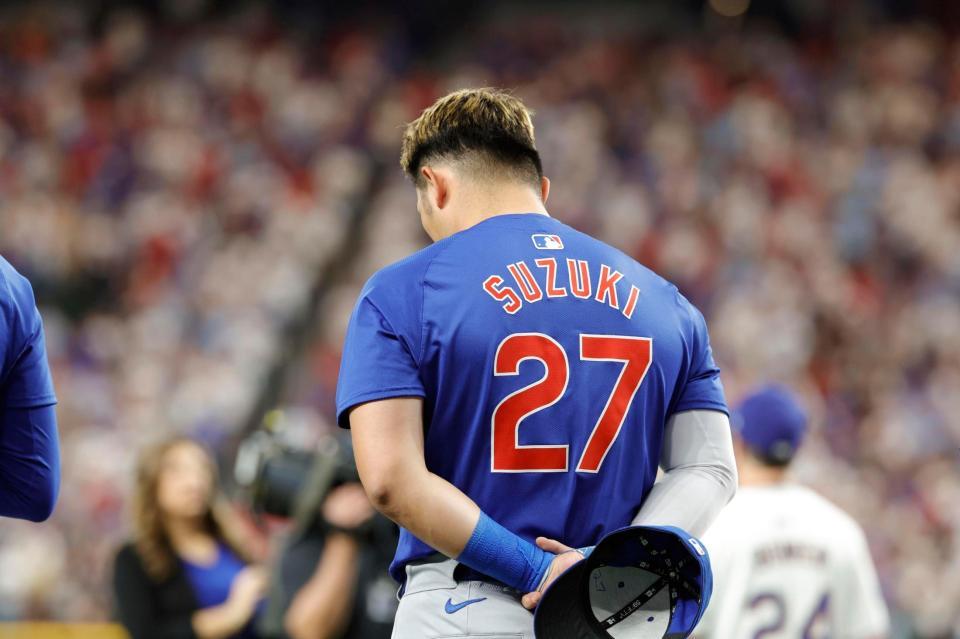 　レンジャーズ戦を前に、開幕セレモニーで米国歌斉唱を聞く鈴木