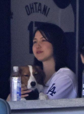 【写真】見つめる熱い視線　真美子夫人〝大谷ルーム〟で愛犬デコピン抱っこ