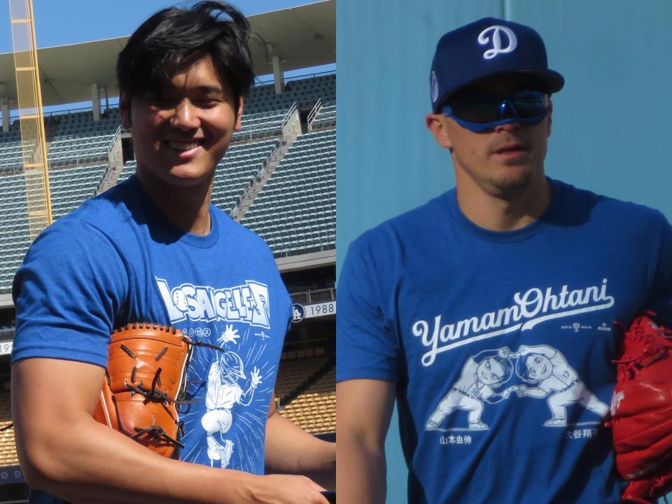 　特製Ｔシャツを着てキャッチボールを行った大谷（左）とＫ・ヘルナンデス(撮影・小林信行)