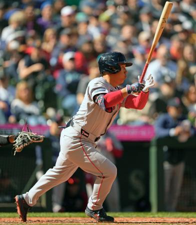 　マリナーズ戦の６回に遊撃内野安打を放つレッドソックス・吉田＝シアトル（ＡＰ＝共同）