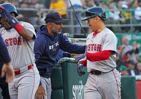 　アスレチックス戦の２回、生還しコーラ監督に迎えられるレッドソックス・吉田（右）＝オークランド（共同）