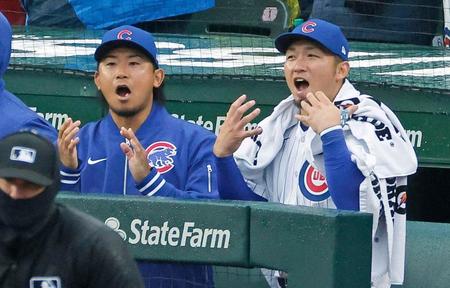 　ロッキーズに勝利してベンチで喜ぶ今永（左）と鈴木