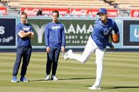 　ジャイアンツ戦を前にキャッチボールするドジャース・大谷（共同）