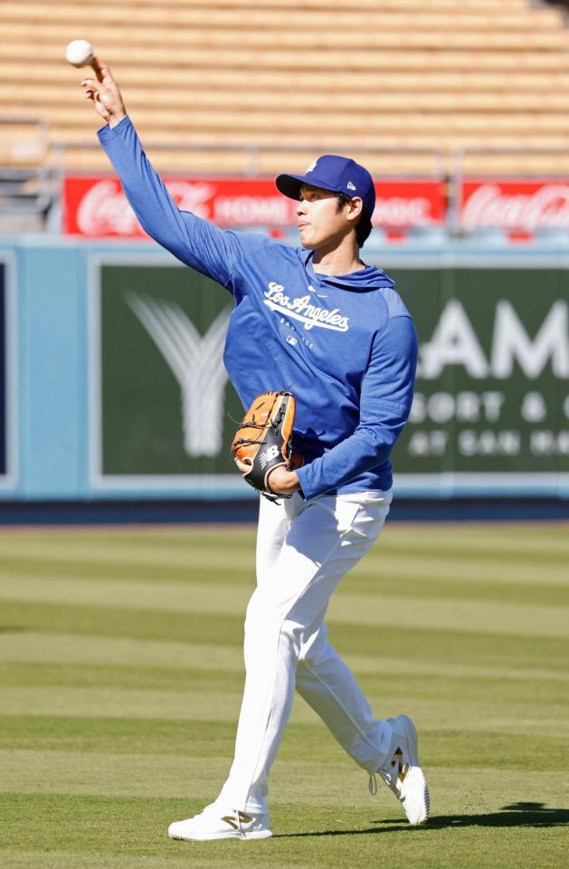 　ジャイアンツ戦を前にキャッチボールするドジャース・大谷（共同）