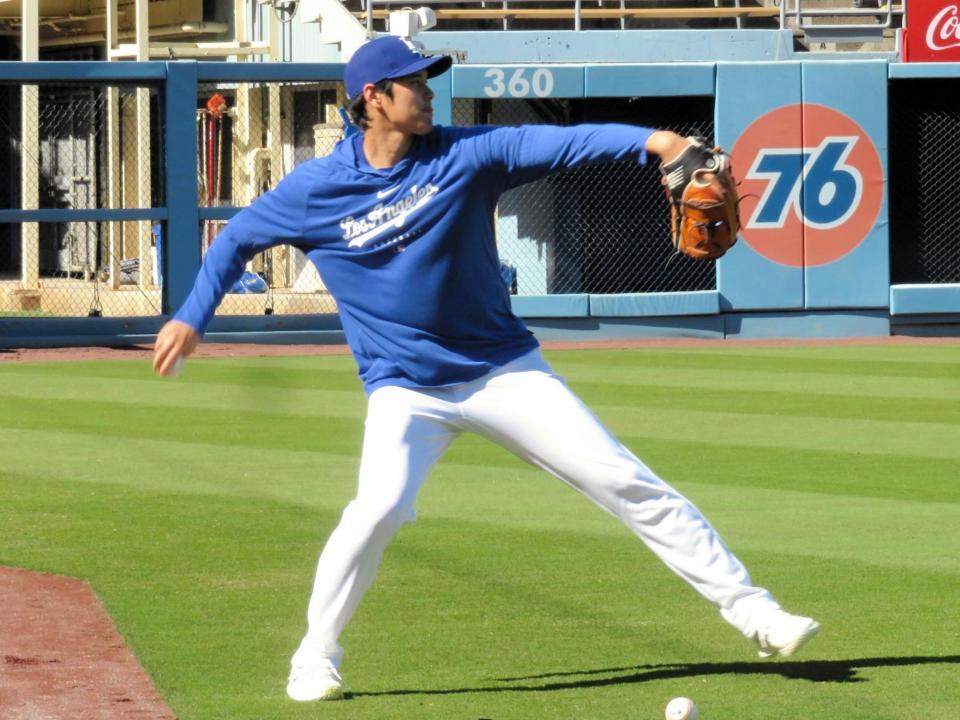 　試合前練習でキャッチボールを行う大谷＝２日、ドジャースタジアム（撮影・小林信行）