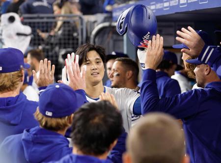 　ジャイアンツ戦の７回、今季初本塁打を放ち迎えられる大谷