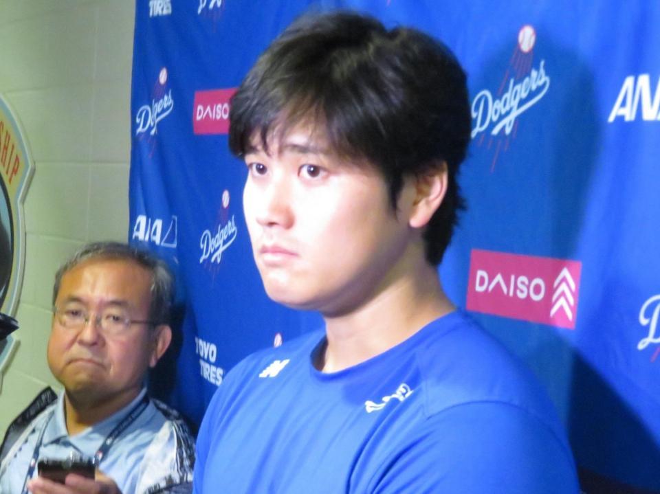 　試合後に報道陣の質問に答える大谷（撮影・小林信行）