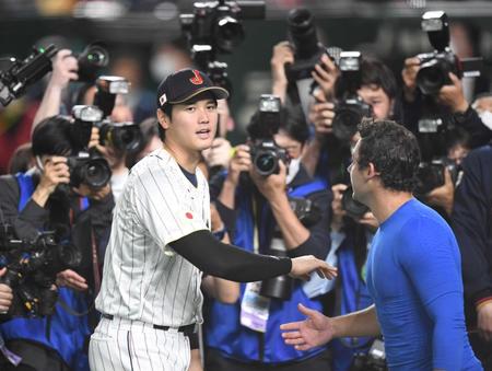 フレッチャー（右）と健闘をたたえ合う大谷翔平＝東京ドーム（撮影・棚橋慶太）
