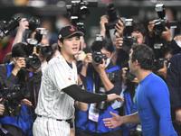 フレッチャー（右）と健闘をたたえ合う大谷翔平＝東京ドーム（撮影・棚橋慶太）