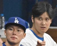 　ベンチで試合を見るドジャースの大谷（右）と山本＝３月２１日