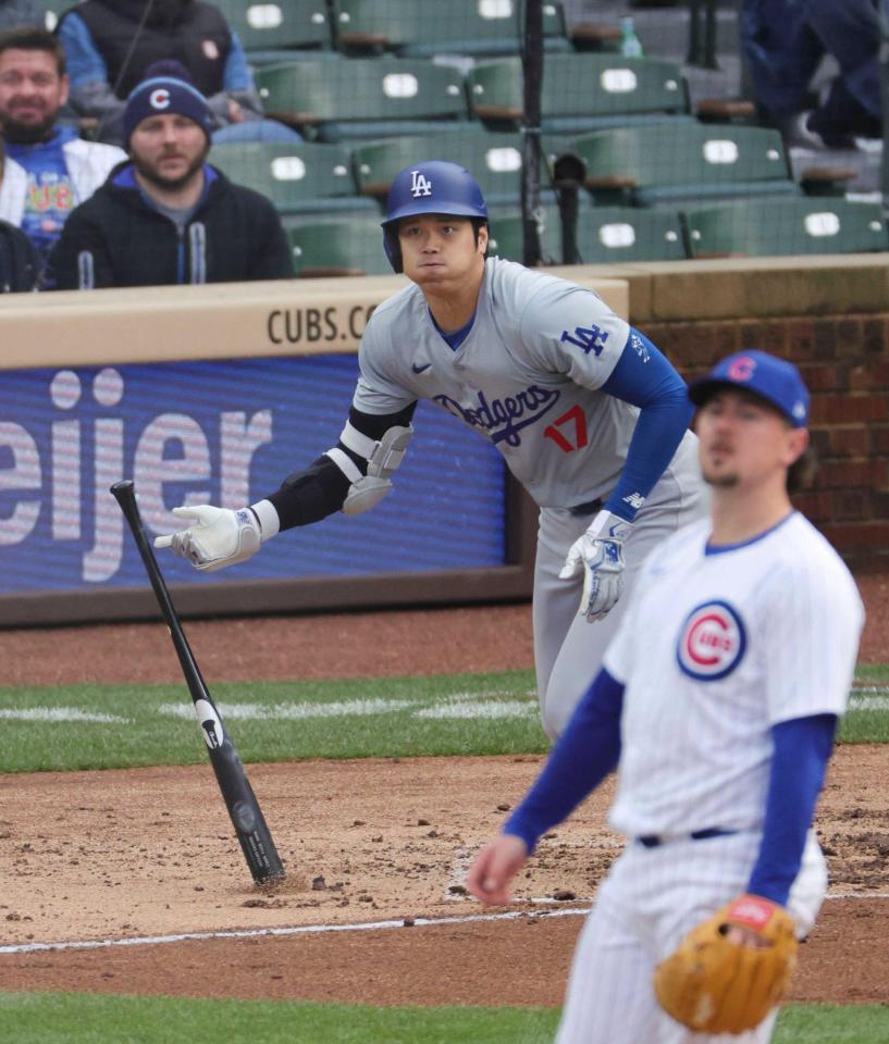 　カブス戦の６回、三塁打を放つドジャース・大谷。投手ライター（手前）＝共同