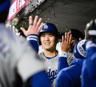 　３号ソロを放ち、仲間に祝福される大谷翔平（ロサンゼルス・ドジャース提供）