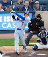 　３回、二塁打を放つ大谷