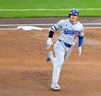 　３回、二塁打を放ち二塁に向かう大谷