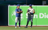 　試合前、談笑する今永（左）と鈴木