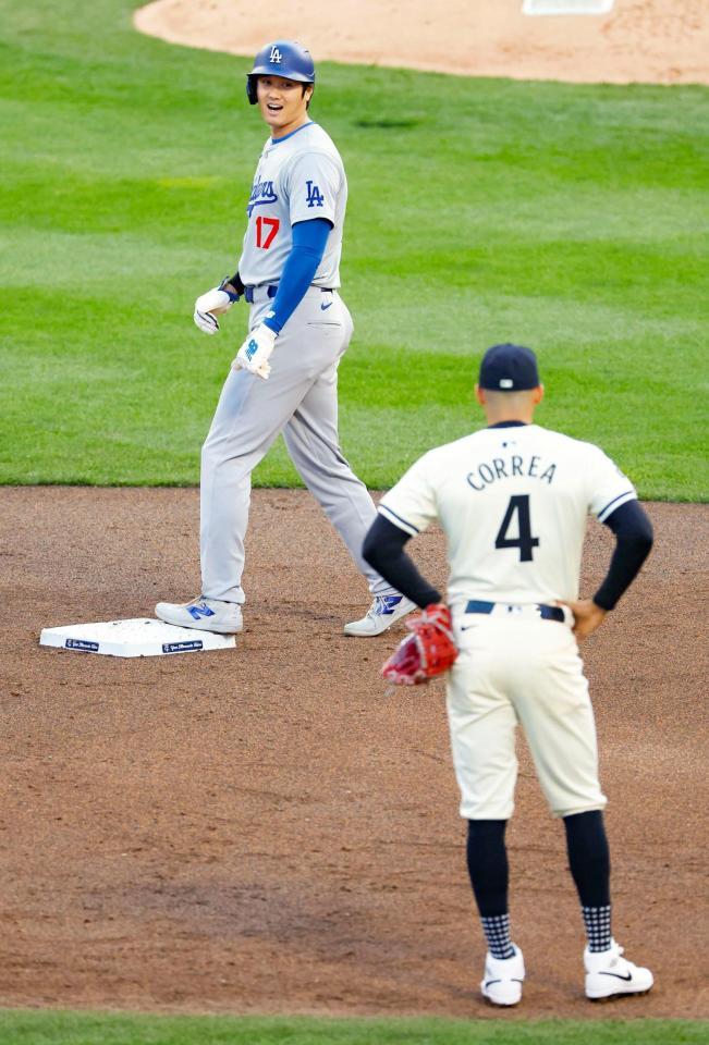 　３回、二塁打を放ち遊撃手コレア（４）と言葉を交わす大谷