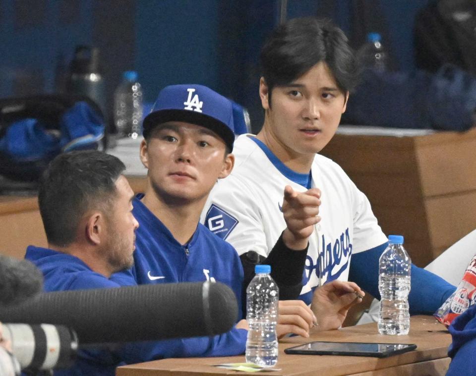 　ドジャースの大谷（右）と山本