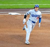 　３回、二塁打を放ち二塁に向かうドジャース・大谷（共同）
