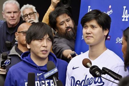 　米大リーグ、ドジャースの大谷翔平選手（右）と水原一平容疑者＝２月、ロサンゼルス（ゲッティ＝共同）