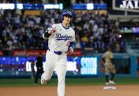 　パドレス戦の１回、４号本塁打を放ち塁を回る大谷。松井秀喜の日本選手最多に並ぶメジャー通算１７５号をマークした
