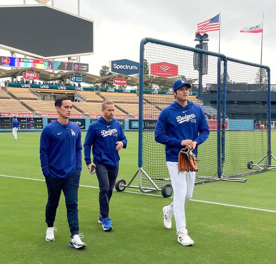 　試合前練習でのキャッチボールを終え、引き揚げる大谷（右）