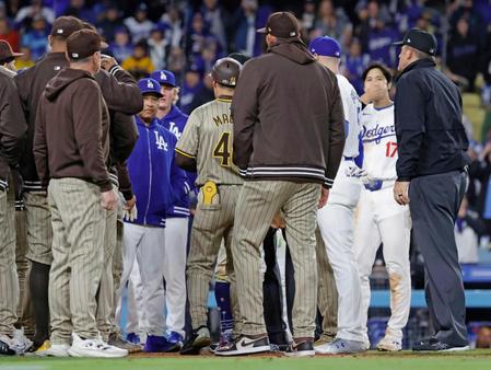 　５回、パドレス打者への投球を巡りベンチから出てにらみ合う両チーム。右から２人目はドジャース・大谷（共同）
