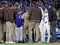 　５回、パドレス打者への投球を巡りベンチから出てにらみ合う両チーム。右から２人目はドジャース・大谷（共同）