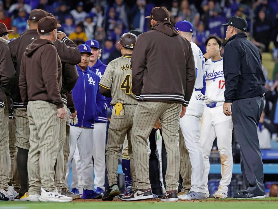 　５回、パドレス打者への投球を巡りベンチから出てにらみ合う両チーム。右から２人目はドジャース・大谷（共同）