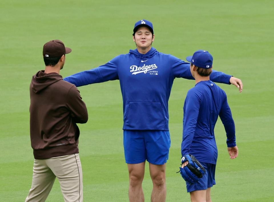 　試合前に言葉を交わす（左から）パドレスのダルビッシュ、ドジャースの大谷と山本＝１３日