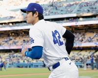 　ジャッキー・ロビンソン・デーが開催され、背番号「42」のユニホームで試合に臨む大谷（共同）
