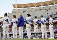 　試合前に国歌を聞く大谷（中央）、山本（左から２人目）ら。ジャッキー・ロビンソン・デーで背番号「４２」のユニホームを着ている（共同）