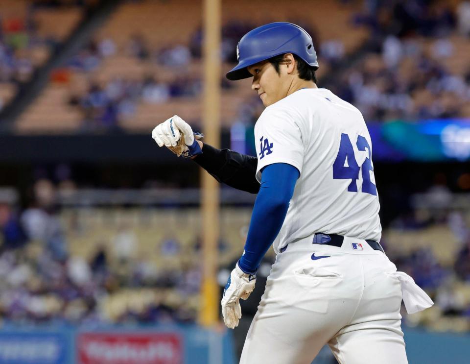 　１回、フリーマンの安打で三進した大谷。ジャッキー・ロビンソン・デーで背番号「42」のユニホームを着ている（共同）