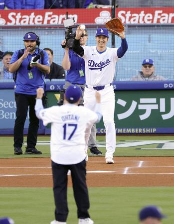 　興和の三輪芳弘社長（手前）が務めた始球式で、捕手役を担った大谷（共同）