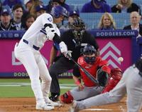 　ナショナルズ戦の１回、左前打を放つ大谷