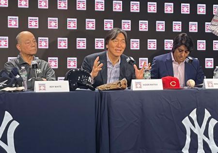 　ヤンキースタジアムでの記者会見に出席した松井秀喜さん（中央）＝２１日、ニューヨーク（共同）