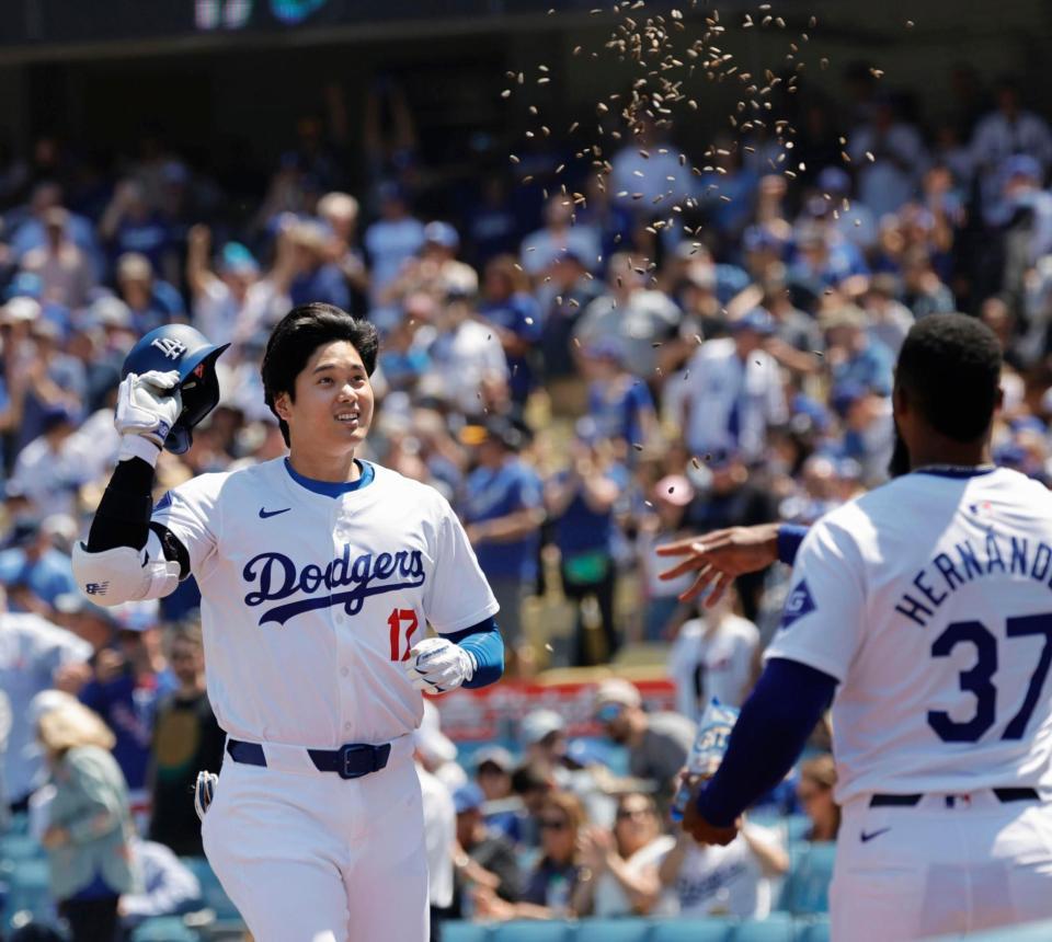 　３回、先制の５号２ランを放ち祝福される大谷