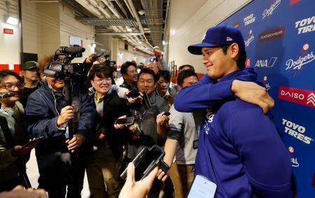 　ナショナルズ戦の前、報道陣の取材に応じるドジャース・大谷＝ワシントン（共同）