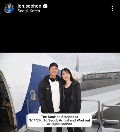 韓国行きの飛行機に乗り込む大谷翔平＆真美子夫妻。ジョン・スーフー氏のインスタグラム＠ｊｏｎ．ｓｏｏｈｏｏより