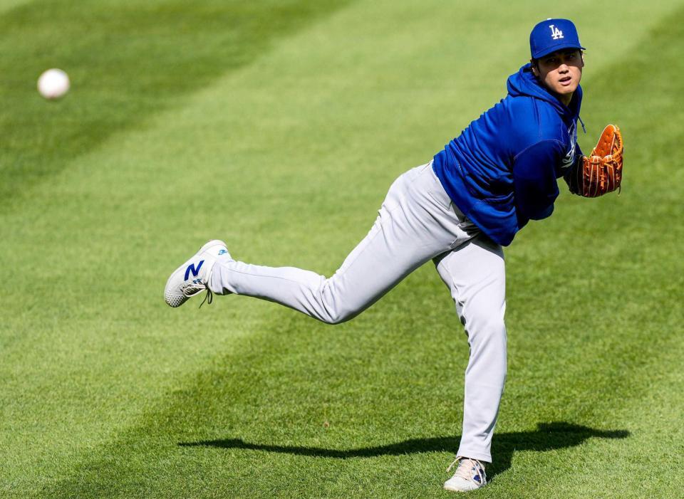 　試合前、投球練習をする（ＡＰ＝共同）