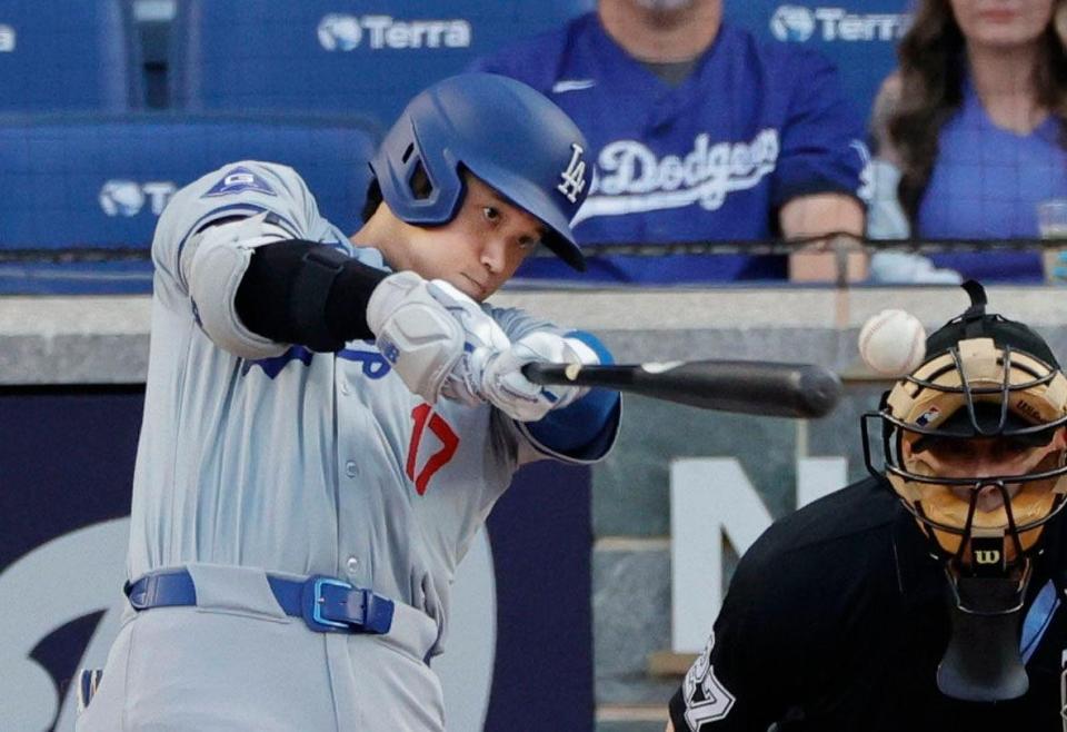 　ナショナルズ戦の１回、二塁打を放つ大谷