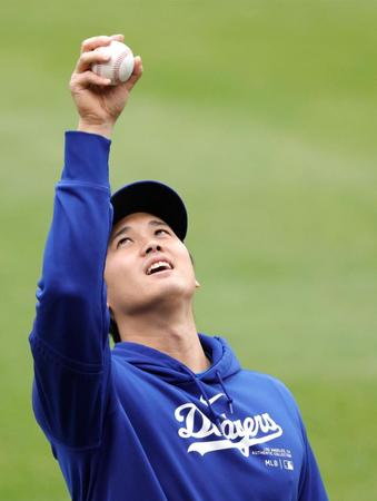 　試合前に練習する大谷（共同）