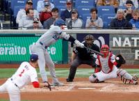 　ナショナルズ戦の３回、空振り三振に倒れる大谷。投手ゴア（共同）