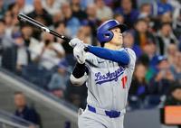 　１回、先制の７号ソロを放つ大谷（共同）