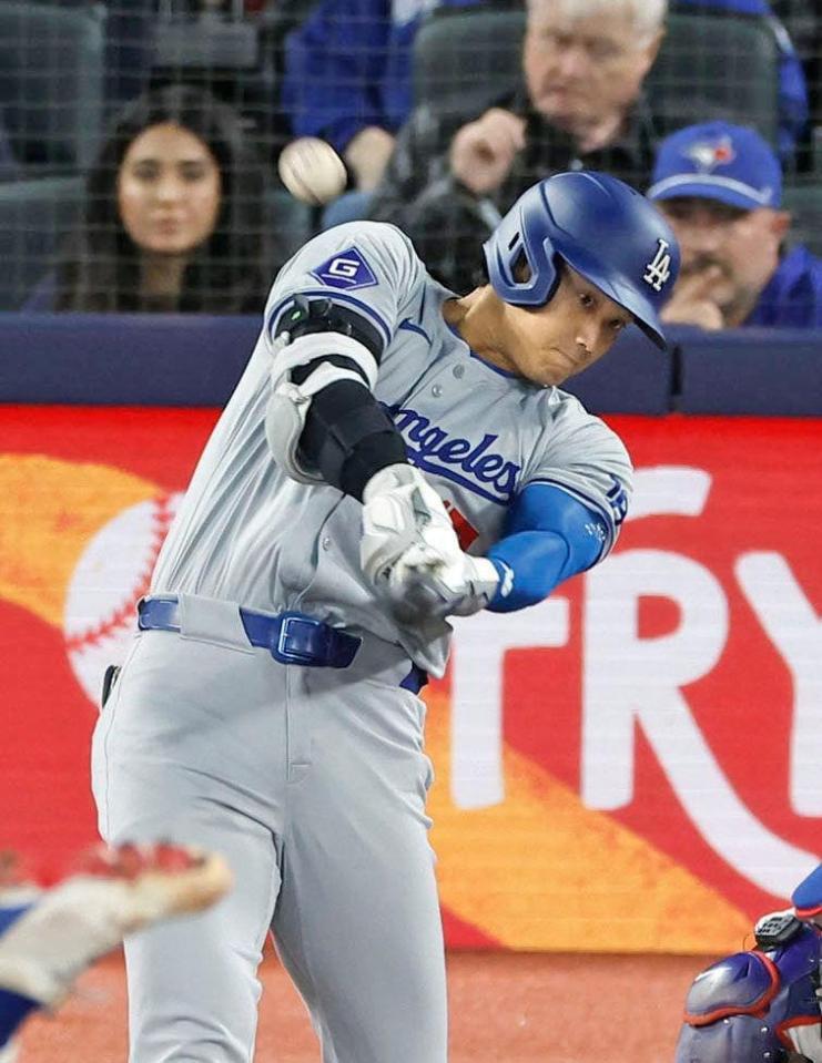 　１回、先制の７号ソロを放つ大谷（共同）